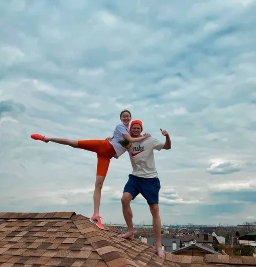 Жена футболиста похвасталась растяжкой Жена футболиста похвасталась растяжкой