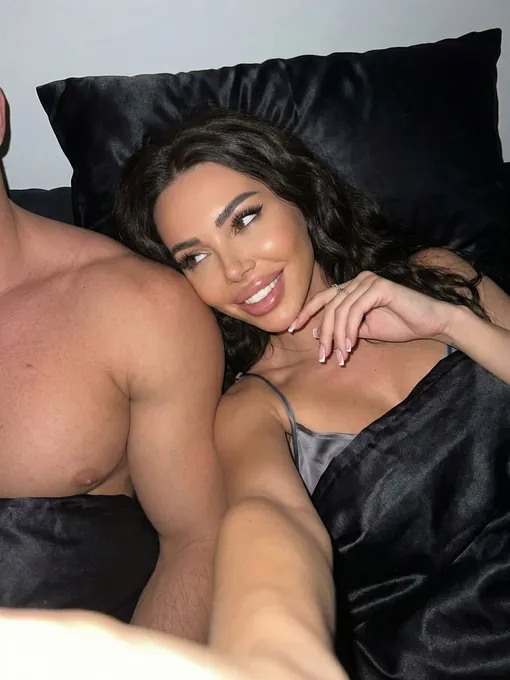 Оксана Самойлова показала фото с мужчиной