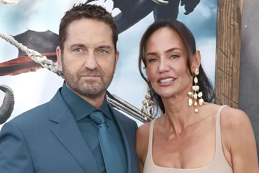 Джерарда Батлера и его 54-летнюю возлюбленную с одинаковыми кольцами на безымянных пальцах сняли папарацци Джерарда Батлера и его 54-летнюю возлюбленную с одинаковыми кольцами на безымянных пальцах сняли папарацци