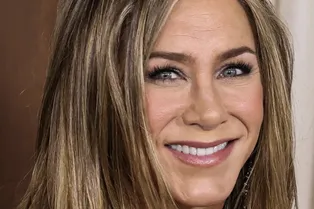 «Вечно молодая и очень милая»: Дженнифер Энистон в черном белье и объемном пиджаке произвела фурор «Вечно молодая и очень милая»: Дженнифер Энистон в черном белье и объемном пиджаке произвела фурор