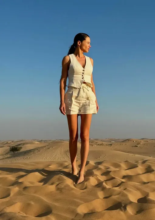 Адриана Лима устроила фотосессию в пустыне