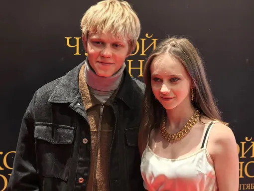 Супруги Тимофей Кочнев и Таисья Калинина на премьере Супруги Тимофей Кочнев и Таисья Калинина на премьере