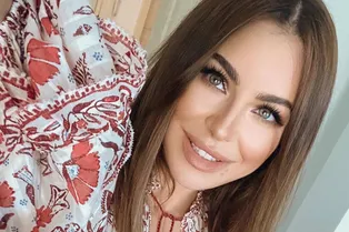 «Красотка без макияжа»: Ани Лорак сменила два женственных платья за день «Красотка без макияжа»: Ани Лорак сменила два женственных платья за день