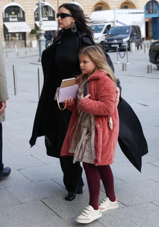 Ирина Шейк взяла дочь на работу Ирина Шейк взяла дочь на работу