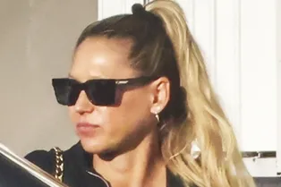 Анну Курникову впервые после рождения четвертого ребенка подстерегли папарацци Анну Курникову впервые после рождения четвертого ребенка подстерегли папарацци