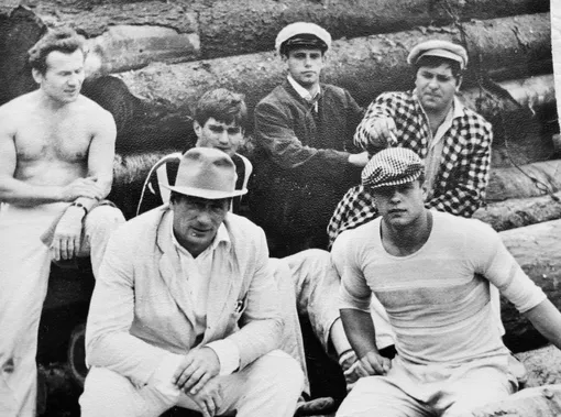 Виктор Жердев на съемках фильма «12 стульев» (сверху по центру)