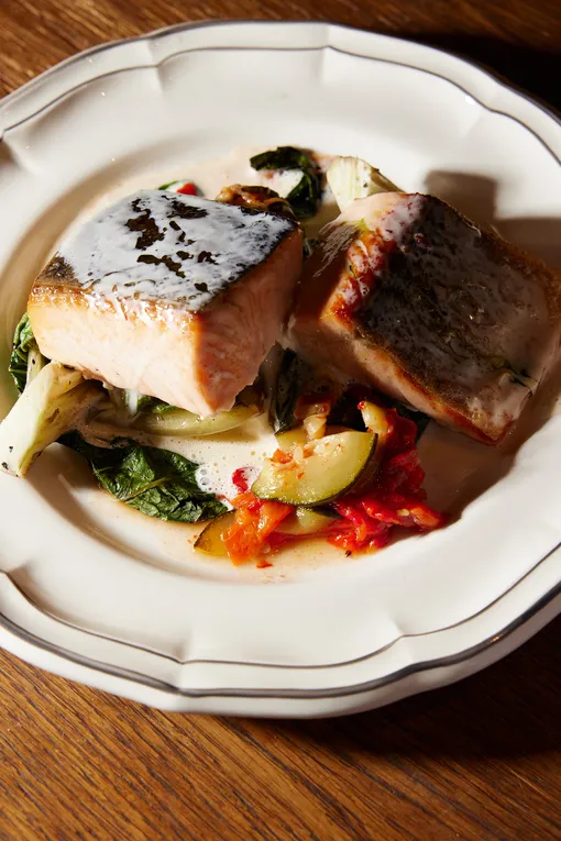 Филе лосося с маринованным перцем и печеным ромейном