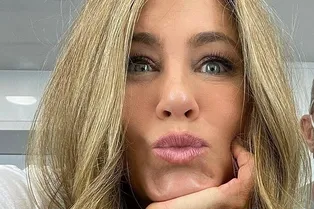 «Роскошная девчонка!»: Дженнифер Энистон после бьюти-преображения изумила звезд