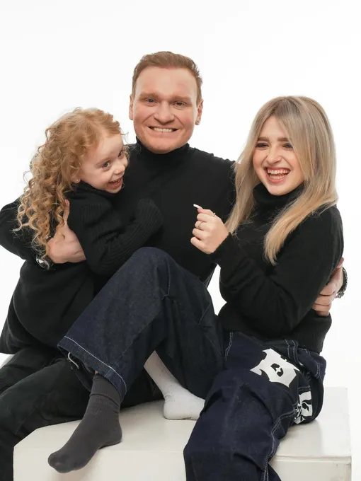 Сергей Сафронов с дочерьми Алисой и Алиной