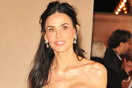 Деми Мур в полупрозрачном платье с открытыми плечами появилась на премьере в Лондоне Деми Мур в полупрозрачном платье с открытыми плечами появилась на премьере в Лондоне