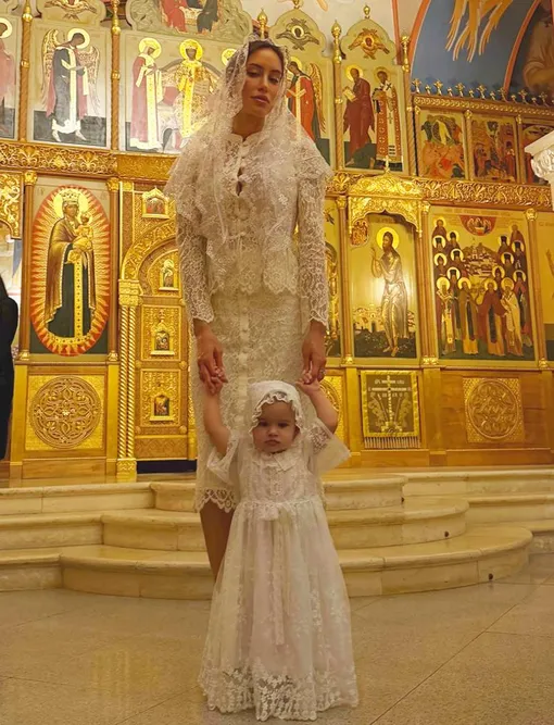 Валентина Иванова с дочкой в храме Валентина Иванова с дочкой в храме