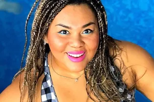 «Я очень стеснялась своей попы»: Корнелия Манго снялась в облегающем комбинезоне