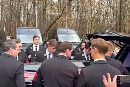 Гроб с телом Романа Попова погрузили в катафалк