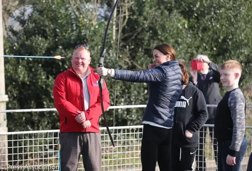 Кейт Уильям во время посещения Северной Ирландии в прошлом году постреляла из лука
