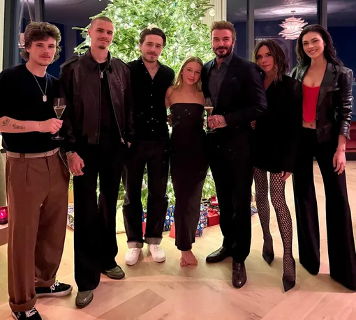 Последнее семейное фото Бекхэмов и Николы Пельтц в декабре прошлого года