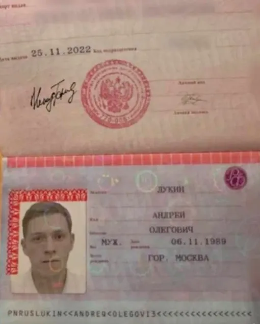 Ларисе Долиной показали паспорт с фото британского актера