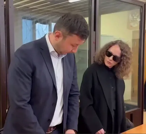 Аглая Тарасова с адвокатом на заседании суда Аглая Тарасова с адвокатом на заседании суда