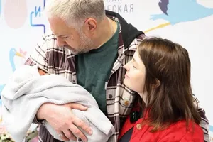 «Похож на маму!»: сын Татьяны Васильевой познакомился с шестым ребенком — видео с выписки из роддома «Похож на маму!»: сын Татьяны Васильевой познакомился с шестым ребенком — видео с выписки из роддома
