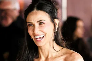 «Я с удовольствием их распускаю»: Деми Мур объяснила, почему носит волосы длиной до ягодиц