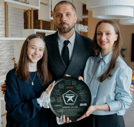 Таисья Калинина, Роман Маякин и Надежда Жарычева сыграли в сериале «Олдскул-2» Таисья Калинина, Роман Маякин и Надежда Жарычева сыграли в сериале «Олдскул-2»