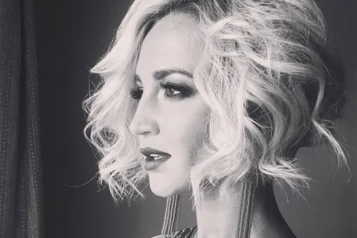 Ольга Бузова показала кадры из фотосессии для своей книги Ольга Бузова показала кадры из фотосессии для своей книги