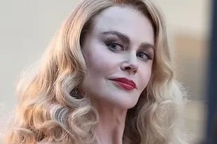 Николь Кидман в платье с обнаженными плечами и высоким разрезом открыла показ Vogue World 2025