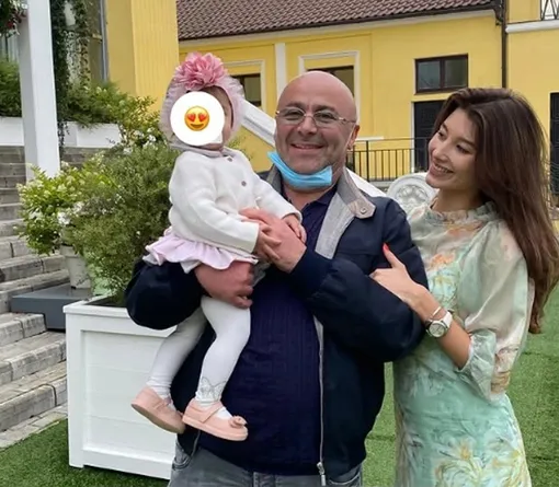 Михаил Хубутия и Юлия Ван с дочерью Михаил Хубутия и Юлия Ван с дочерью