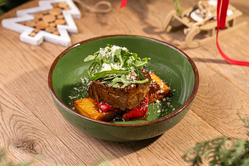 Говяжьи щеки с картофелем, печеным перцем и пармезаном Говяжьи щеки с картофелем, печеным перцем и пармезаном