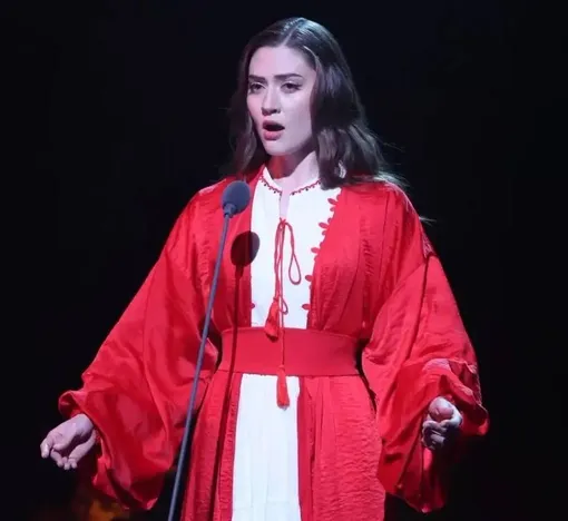 Эльмира Караханова исполняет песню «Лучинушка»