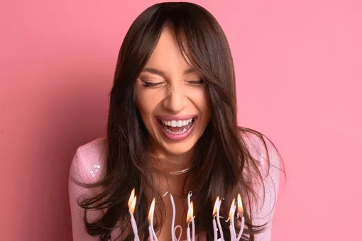 «Королевы рождаются в феврале»: Mia Boyka снялась в розовом мини в день 28-летия