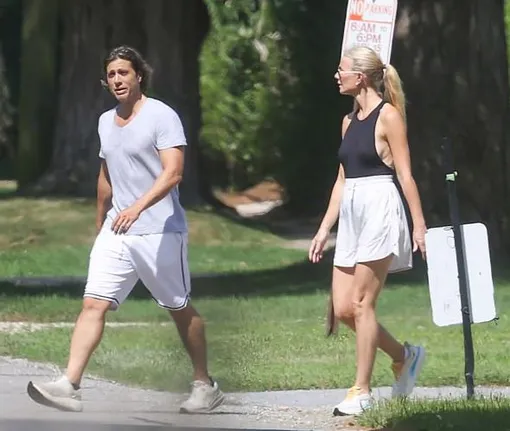 Гвинет Пэлтроу и Брэд Фэлчак были замечены на курорте восточного побережья Лонг-Айленда в Нью-Йорке Гвинет Пэлтроу и Брэд Фэлчак были замечены на курорте восточного побережья Лонг-Айленда в Нью-Йорке