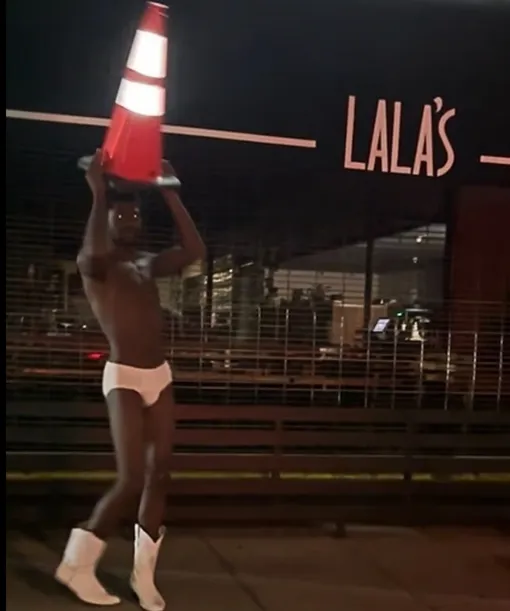 Lil Nas X разгуливал по Лос-Анджелесу в трусах Lil Nas X разгуливал по Лос-Анджелесу в трусах