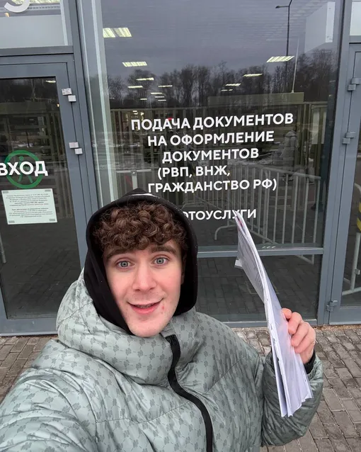 Артур Бабич приехал в миграционный центр Артур Бабич приехал в миграционный центр
