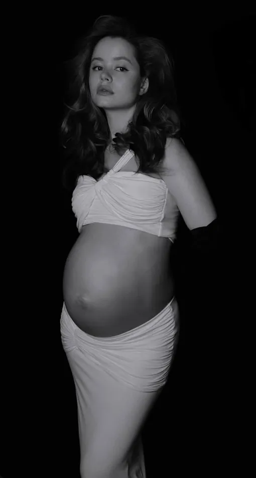 Мила Ершова обнажила округлившийся животик