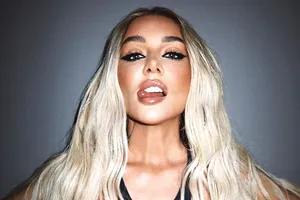 «Есть важнее вещи, чем деньги»: Анна Седокова выбросила роскошные корзины цветов от поклонника