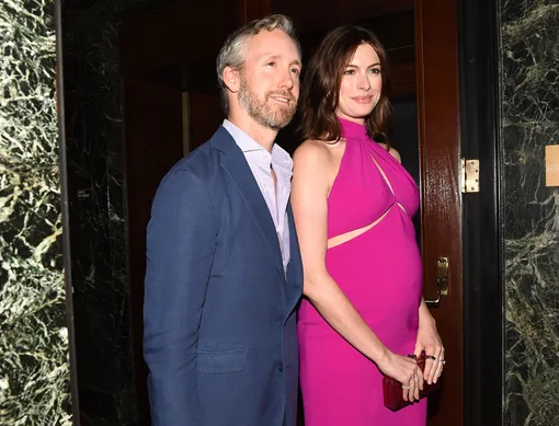 Адам Шульман и Энн Хэтэуэй Адам Шульман и Энн Хэтэуэй