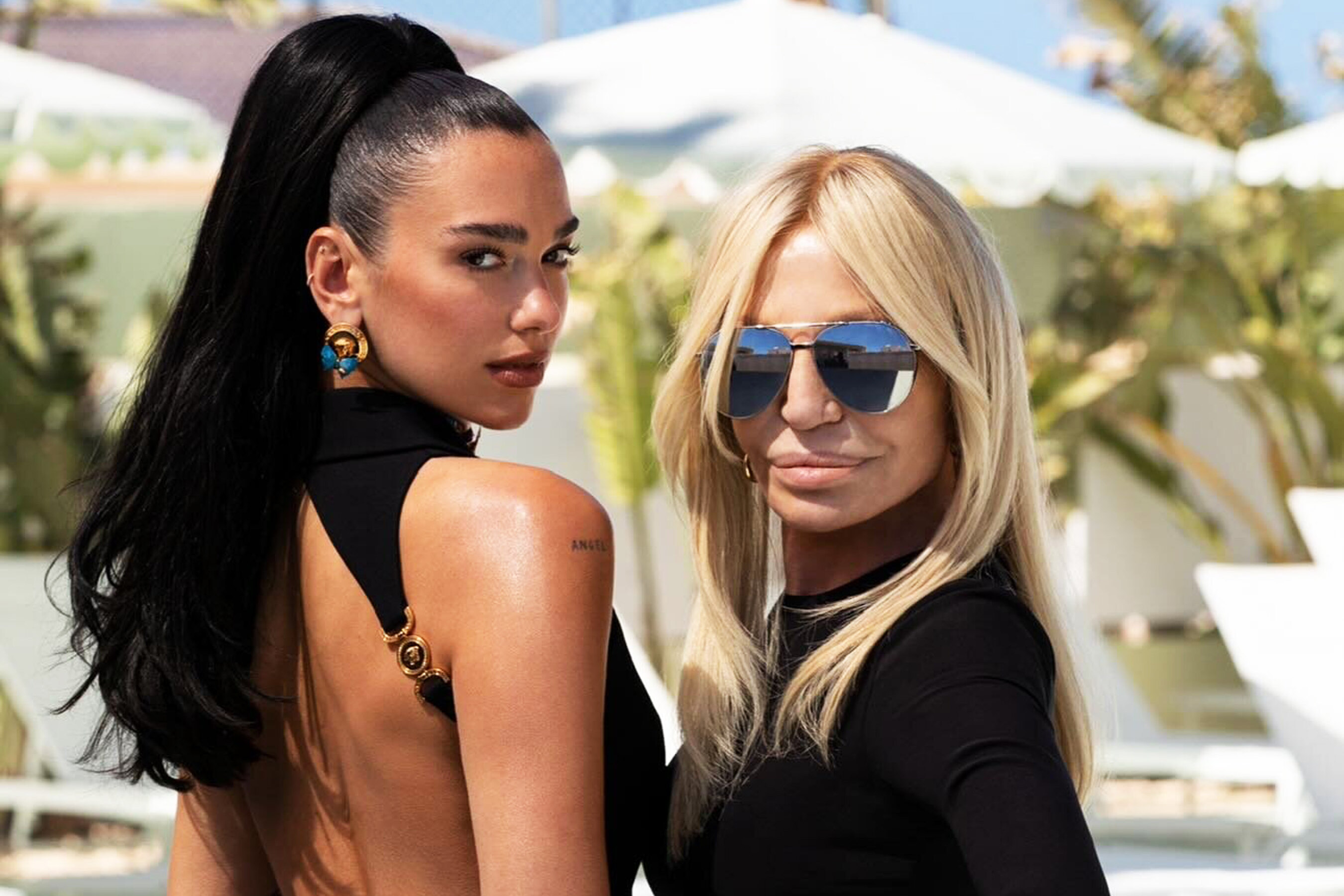 Дуа Липа показала лучшие образы от Versace, прощаясь с покинувшей бренд Донателлой Версаче