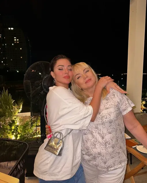 Виолетта Чиковани с мамой Еленой