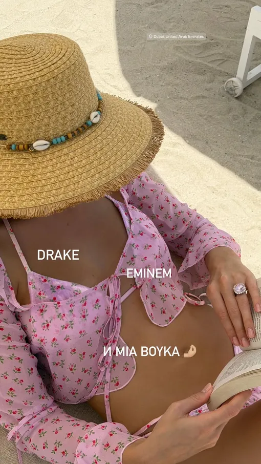 Mia Boyka снялась в розовом бикини