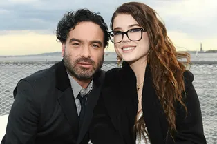 Возлюбленная звезды сериала «Теория Большого взрыва» Джонни Галэки родила сына Возлюбленная звезды сериала «Теория Большого взрыва» Джонни Галэки родила сына