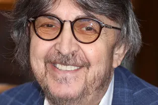 Вдова поцеловала в последний раз: Игоря Золотовицкого похоронили на Троекуровском кладбище. Видео Вдова поцеловала в последний раз: Игоря Золотовицкого похоронили на Троекуровском кладбище. Видео