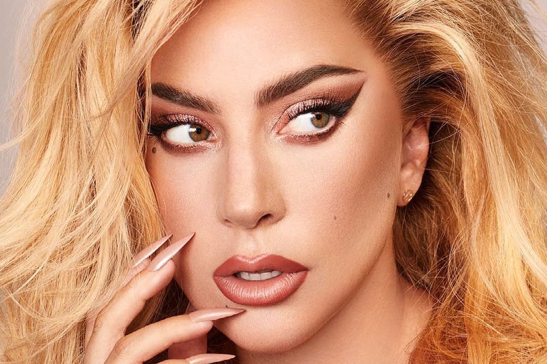 Порно қызметкері үй шаруасындағы әйелден бұрын бөлмеге кірді, ол ұйықтап жатыр.