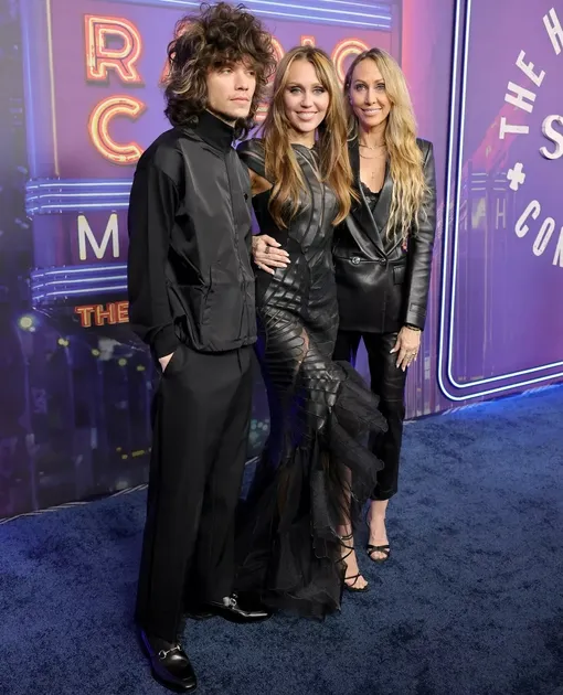 Майли Сайрус вышла в свет с мамой и бойфрендом