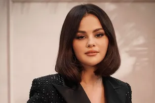 Селену Гомес в белом топе без бюстгальтера у салона красоты подловили папарацци