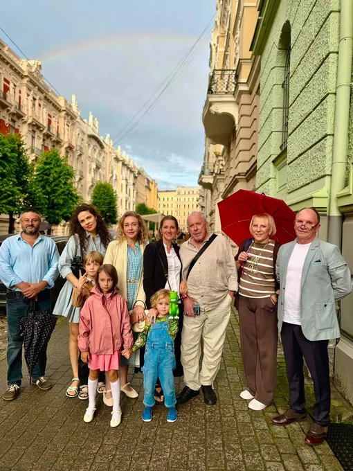 В центре кадры: Божена Рынска, Эйнат Кляйн, Эйтан и Андрей Макаревич В центре кадры: Божена Рынска, Эйнат Кляйн, Эйтан и Андрей Макаревич