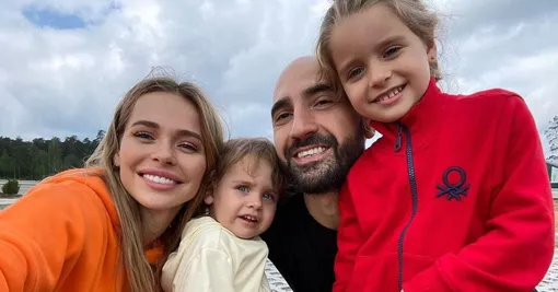 Анна Хилькевич и Артур Мартиросян со старшими дочерьми Анна Хилькевич и Артур Мартиросян со старшими дочерьми