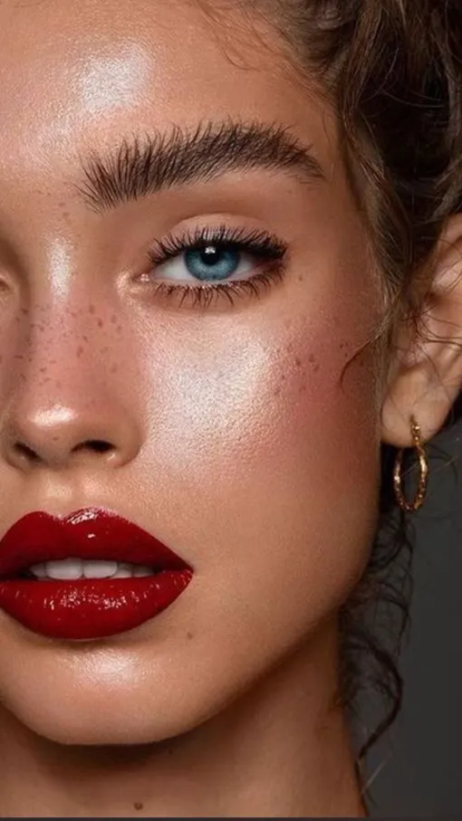 Яркие губы + минимальный макияж глаз Яркие губы + минимальный макияж глаз