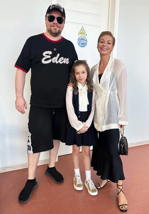 Кристина Асмус с дочерью Настей и бывшим мужем Гариком Харламовым Кристина Асмус с дочерью Настей и бывшим мужем Гариком Харламовым