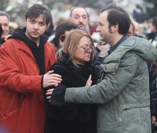 Сыновья Игоря Золотовицкого и его вдова на похоронах