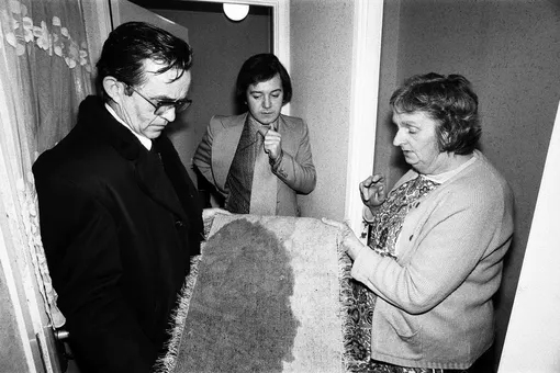 Пегги Ходжсон говорит с репортерами, 17 февраля 1978 года Пегги Ходжсон Энфилдский полтергейст